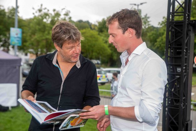 Matthias Schwinger - Bundestagsdirektkandidat für den Wahlkreis 227 Deggendorf-Freyung - überreicht Robert Habeck einen Bildband des Bayerischen Walds  - Foto: Schoyerer