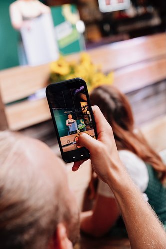 Thomas Maier, Kreisrat in Dingolfing-Landau, hält die Rede der Landesvorsitzenden Gisela Sengl bildlich fest