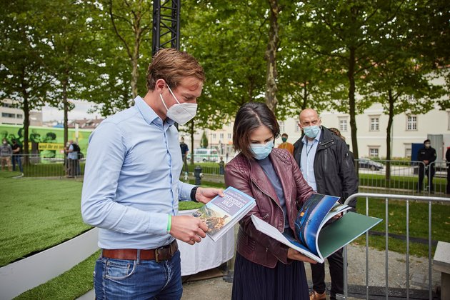 Bundestagsdirektkandidat Matthias Schwinger überreicht Annalena Baebock einen Bildband vom bayerischen Wald. - Foto: Tobias Köhler
