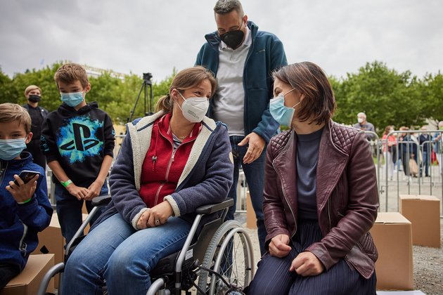 Bundeskanzler-Kandidatin Annalena Baerbock im Gespräch mit einer Besucherin. - Foto: Tobias Köhler