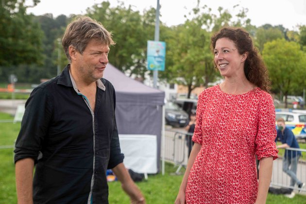 Robert Habeck mit Maria Krieger - Bundestagsdirektkandidatin für den Wahlkreis 228 Landshut Kelheim - Foto: Schoyerer