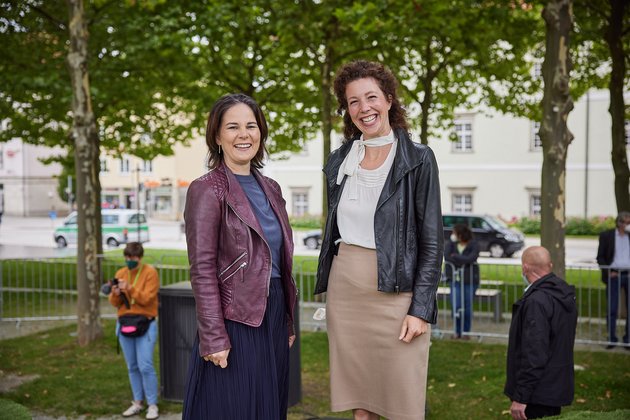 Bundestagsdirektkandidatin für Landshut/Kehlheim Maria Krieger mit Annalena Baerbock Foto: Tobias Köhler