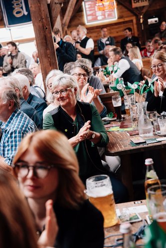 Das Weinzelt war bei der Veranstaltung der Grünen beim Gillamoos 2025 voll. Unter den Gästen: Rosi Steinberger, ehemalige Landtagsabgeordnete