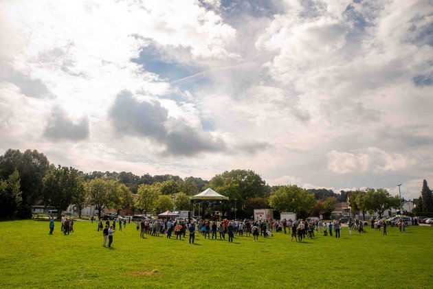 Zirkuswiese in Dingolfing mit Wahlkampf-Pavillon  - Foto: Schoyerer
