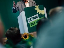 Bundesvorsitzender Felix Banaszak spricht auf dem Gillamoos. Foto: Sonja Herpich
