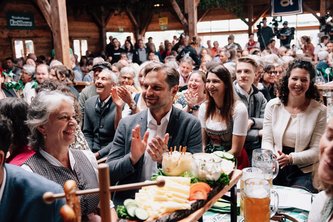 Landtagsabgeordneter Toni Schuberl und Landesvorsitzende Gisela Sengl genießen die Reden beim Gillamoos 2025