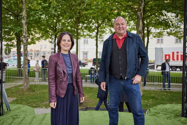 Annalena Baerbock mit MdB und Bundestagsdirektkandidat für den Wahlkreis Straubing/Regen Erhard Grundl. - Foto: Tobias Köhler