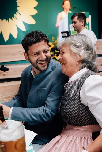 Bundesvorsitzender Felix Banaszak und Landesvorsitzende Gisela Sengl beim Gillamoos 2025