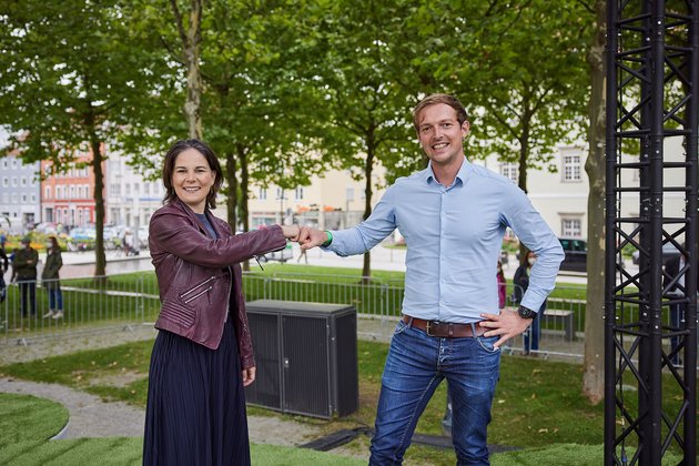 "Corona-Umarmung" Annalena Baebock und Matthias Schwinger. - Foto: Tobias Köhler