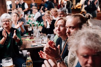 Bezirksvorsitzende Claudia Woller lauscht den Reden beim Gillamoos 2025.