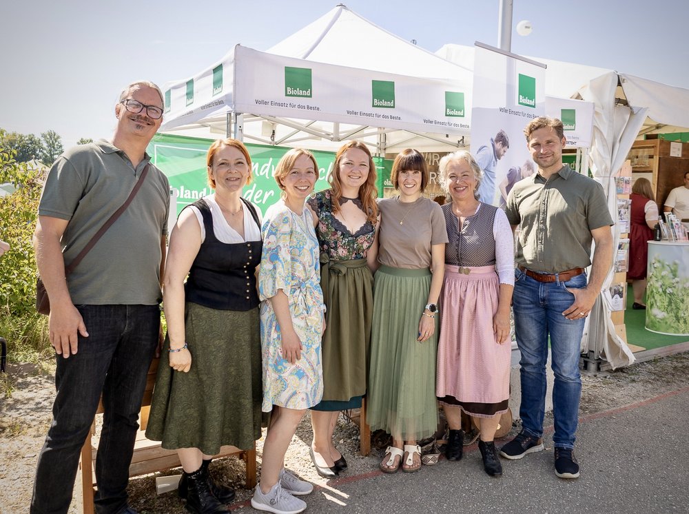 Eine Gruppe von sieben Personen lächelt in die Kamera. Von links nach rechst sind zu sehen: Kreisrat Sascha Müller, Landtagsabgeordnete Mia Goller, Bezirksvorsitzende Claudia Woller, Landratskandidatin Rottal-Inn Larissa Hausberger, Bezirksrätin Stefanie Auer, Landesvorsitzende Gisela Sengl, Landtagsabgeordneter Toni Schuberl