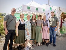 Eine Gruppe von sieben Personen lächelt in die Kamera. Von links nach rechst sind zu sehen: Kreisrat Sascha Müller, Landtagsabgeordnete Mia Goller, Bezirksvorsitzende Claudia Woller, Landratskandidatin Rottal-Inn Larissa Hausberger, Bezirksrätin Stefanie Auer, Landesvorsitzende Gisela Sengl, Landtagsabgeordneter Toni Schuberl